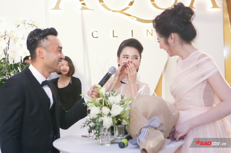Nhã Phương xuất hiện rạng rỡ, đi xe Trường Giang tặng đến sự kiện Nhã Phương xuất hiện rạng rỡ, đi xe Trường Giang tặng đến sự kiện